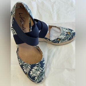 NWOB Life Stride Women's Navy Bold Floral Espadrille Shoes in size 9.5